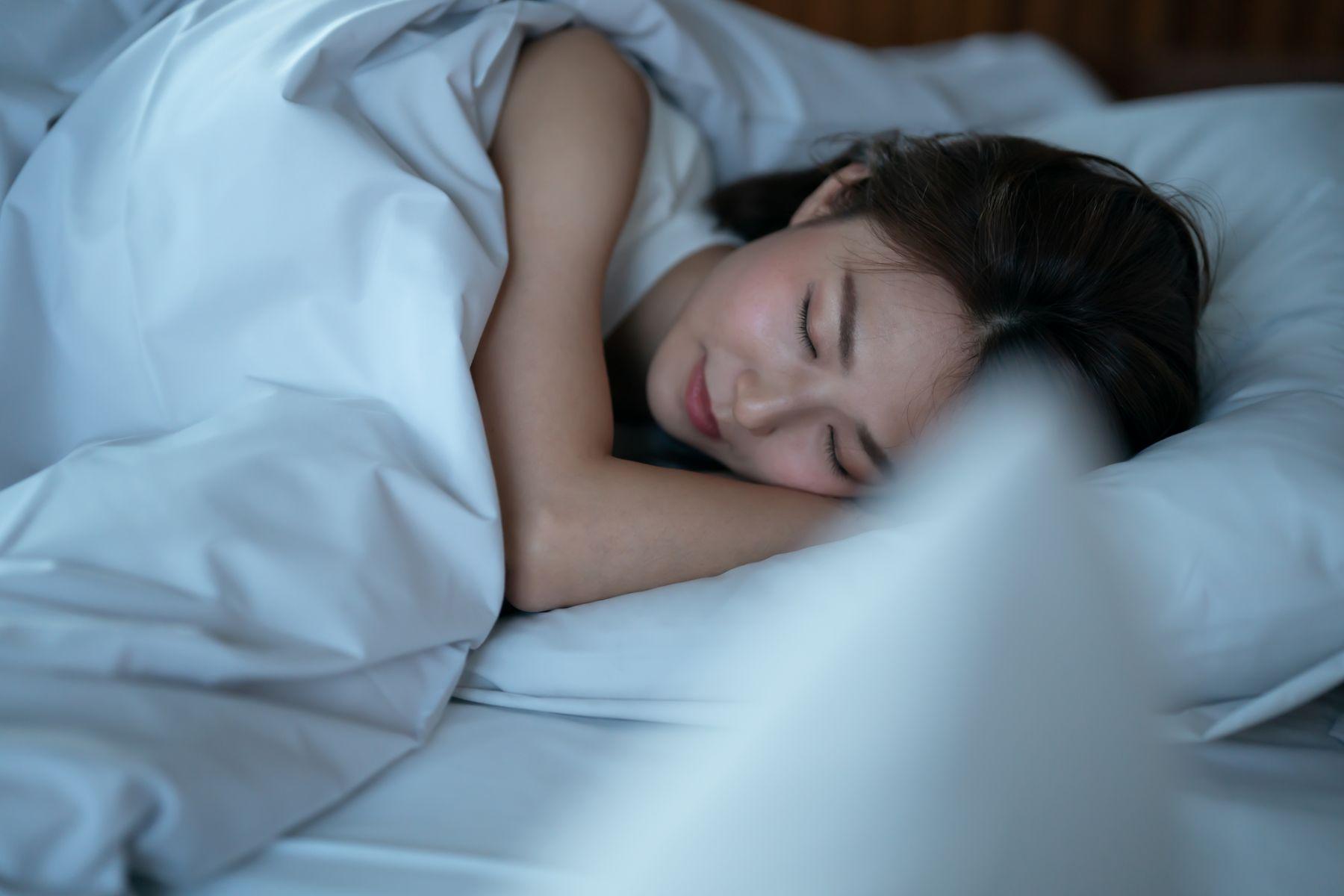 快適な睡眠のためのハーブとエッセンシャルオイル